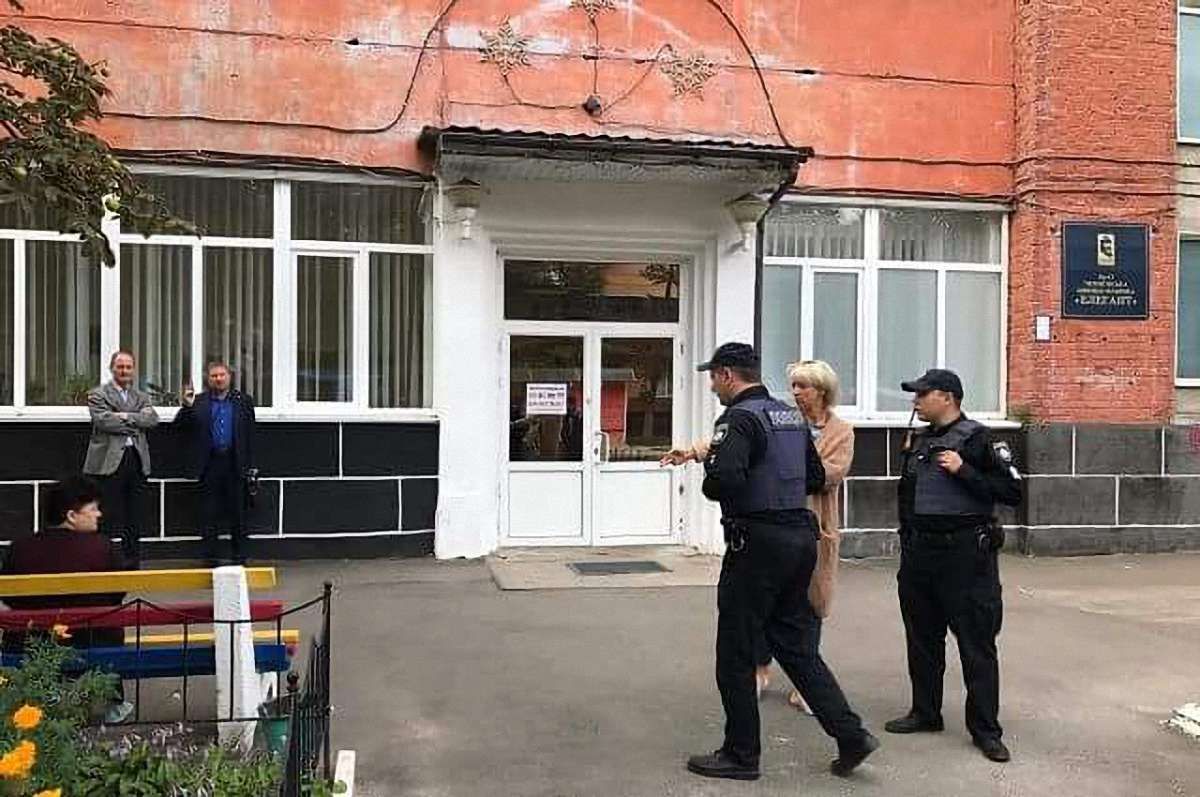 В Чернігові 500 швачок відбили атаку рейдерів на своє підприємство