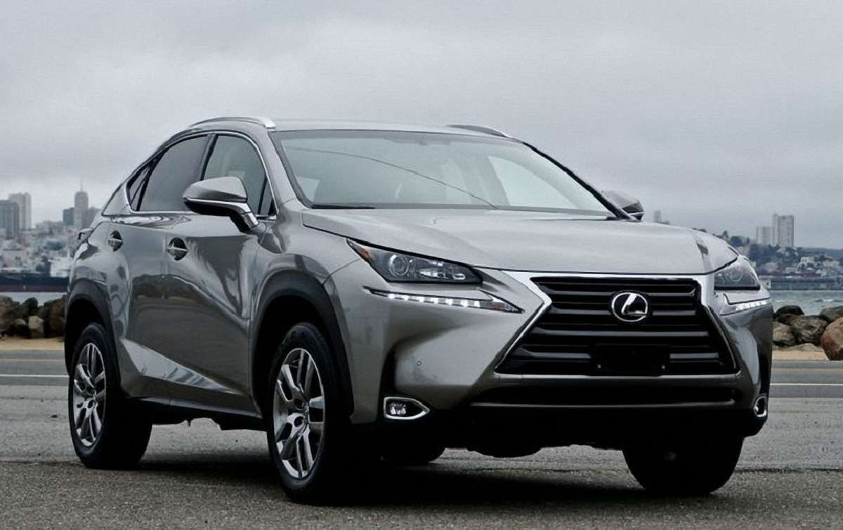 Інспекторка львівської податкової придбала Lexus на литовських номерах
