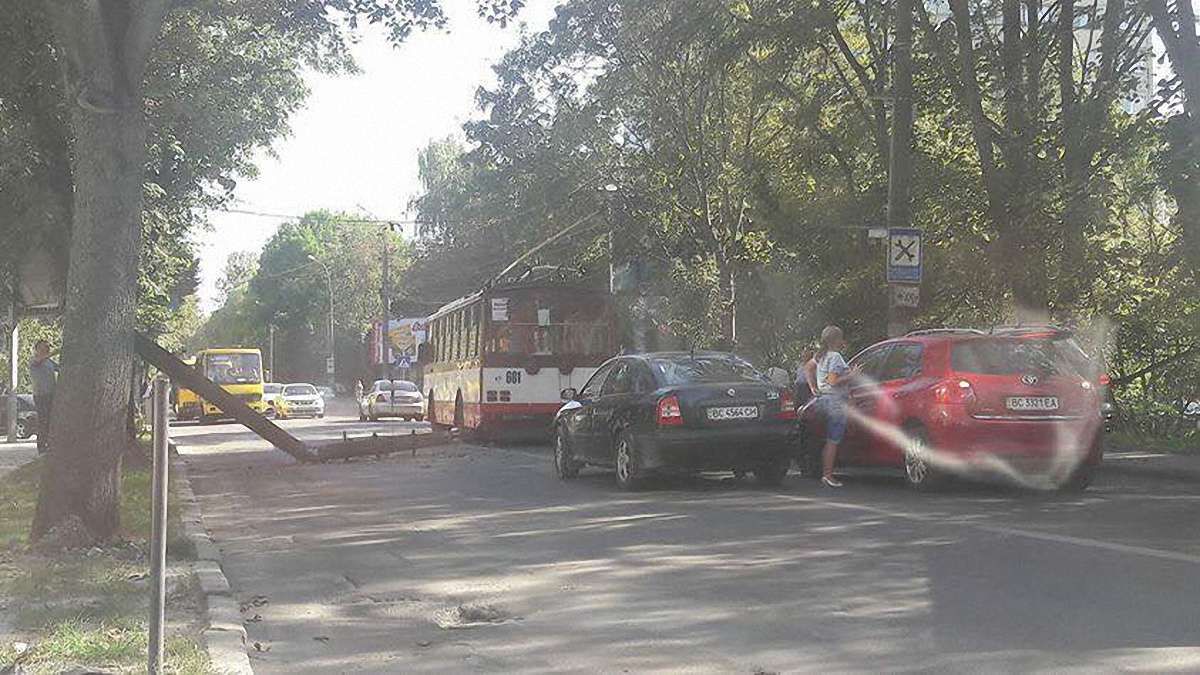 На вул. Зеленій у Львові електроопора впала на дорогу