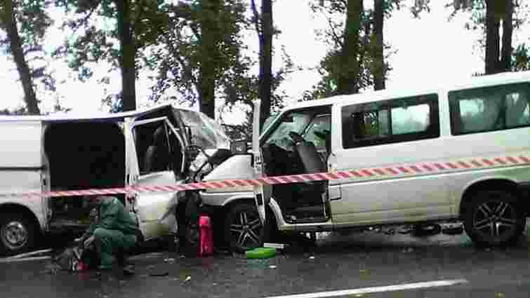 Внаслідок зіткнення двох мікроавтобусів на Харківщині загинули двоє людей