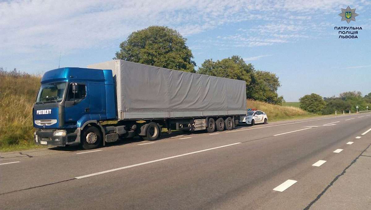 На Львівщині патрульні затримали п'яного водія вантажівки