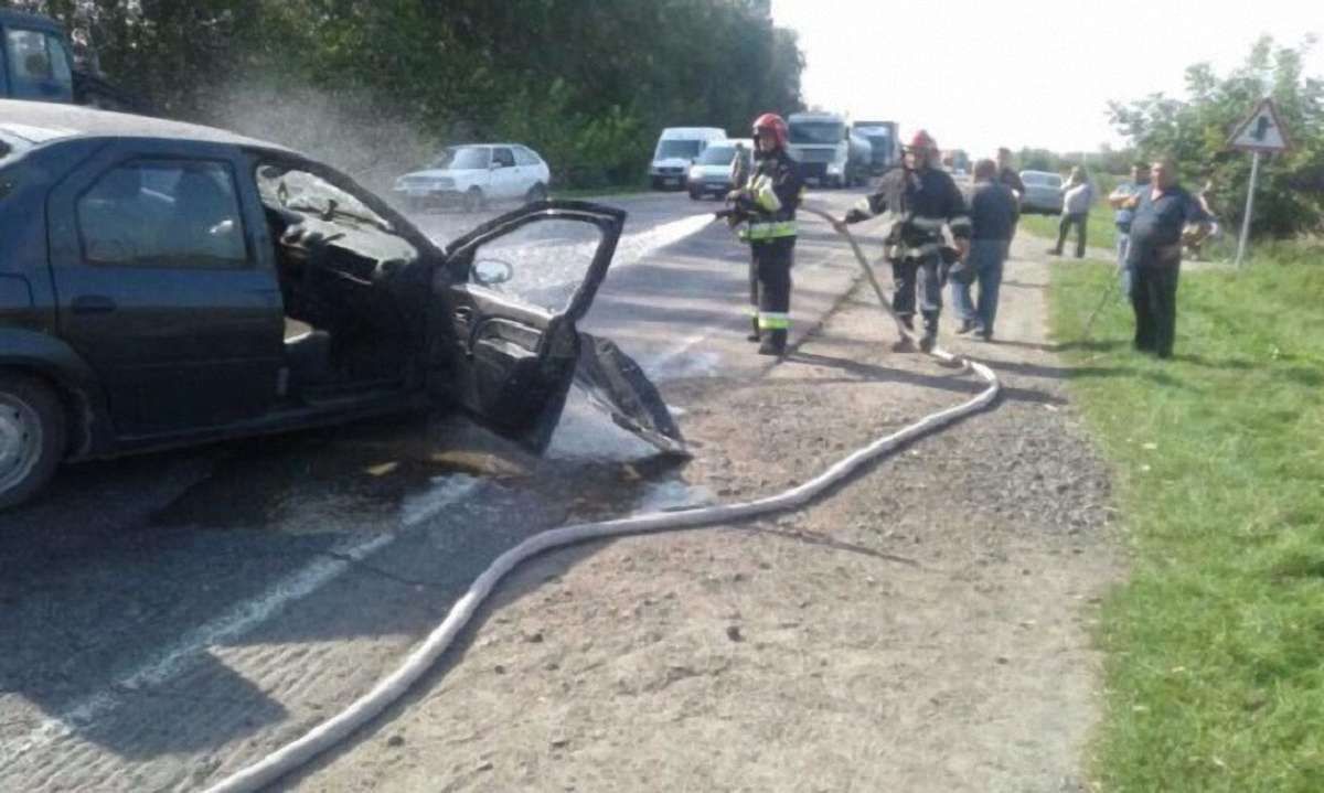На трасі Рівне-Луцьк зіштовхнулися два легковики й вантажівка, п'ятеро людей опинилися в лікарні