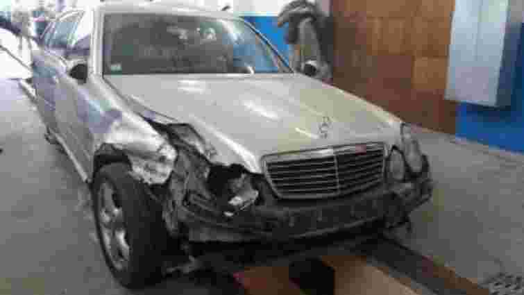 У розбитому Mercedes, який пригнали в Україну на евакуаторі, знайшли 60 кг наркотиків