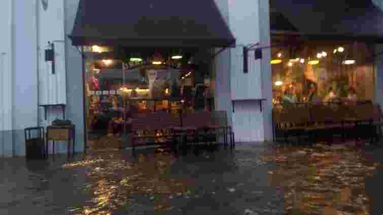 На Прикарпатті випав сильний град, затоплений центр та околиці Івано-Франківська