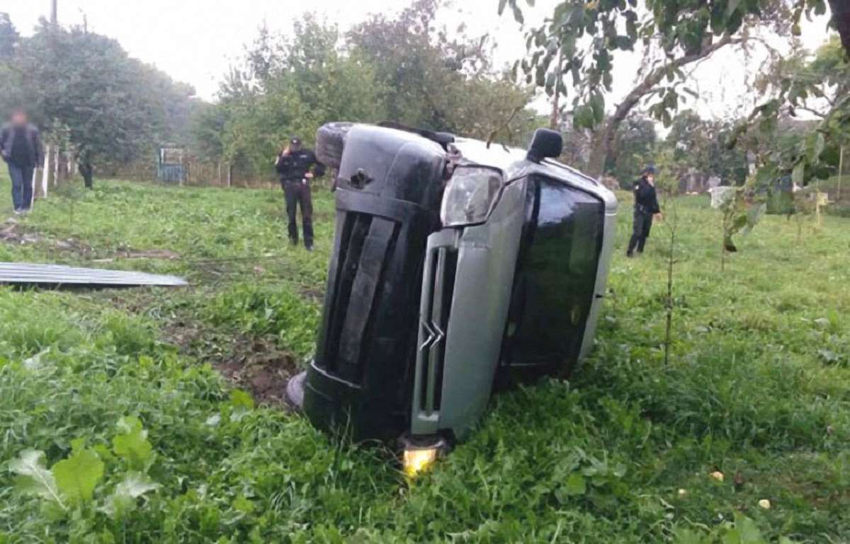 На Рівненщині п’яний водій протаранив зупинку