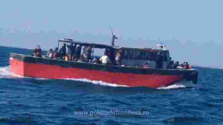 У Чорному морі затримали судно з 87 мігрантами 