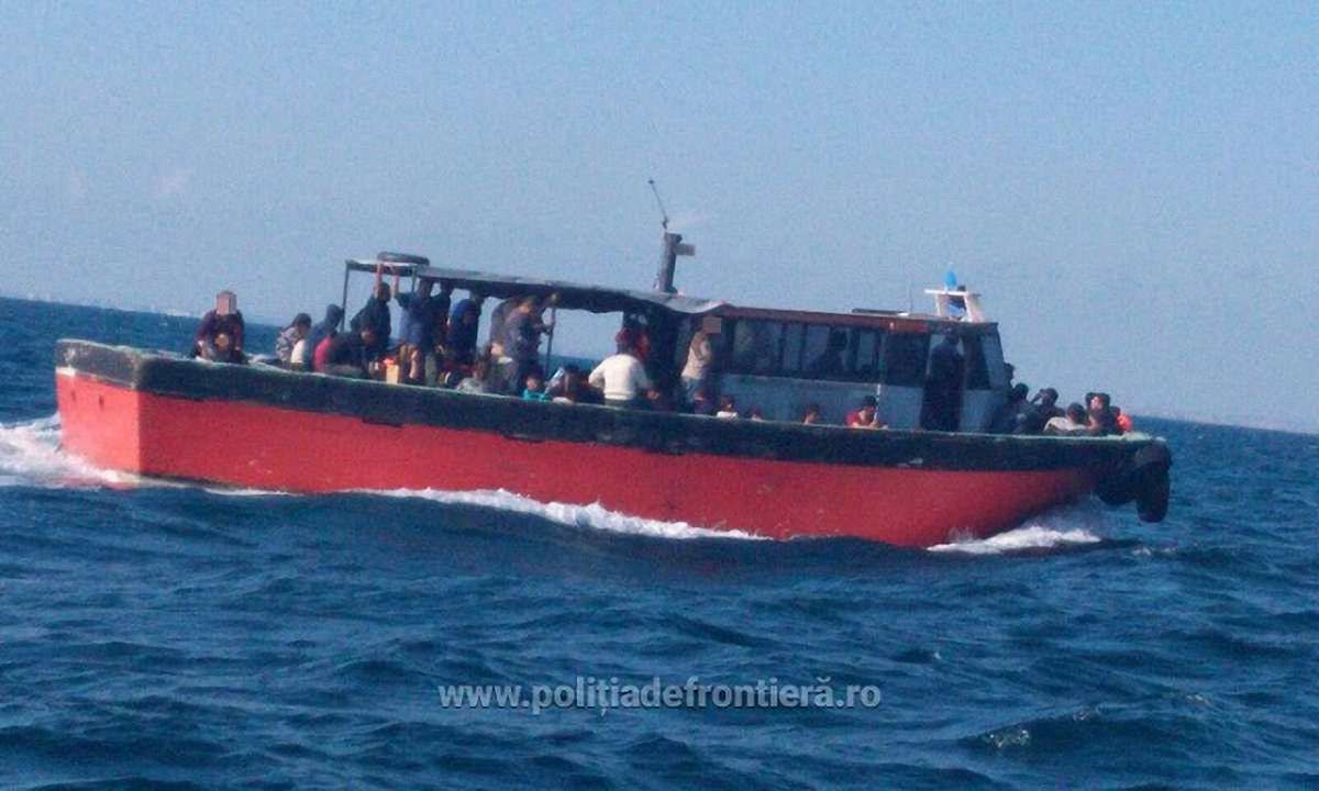 У Чорному морі затримали судно з 87 мігрантами 