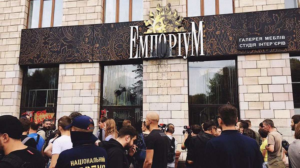 Салон меблів, на фасаді якого знищили євромайданівське графіті, закрився