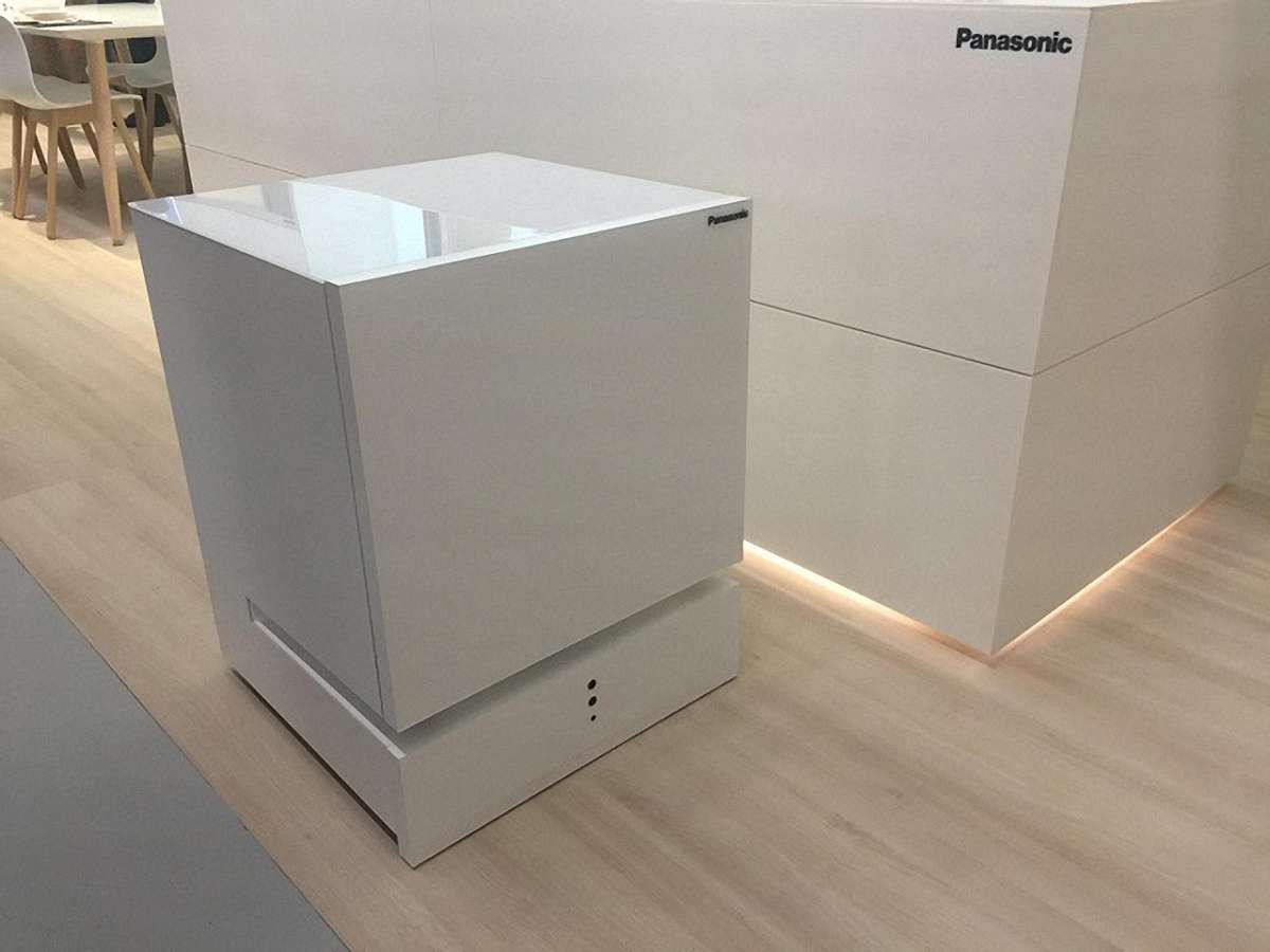 Panasonic створила холодильник, який розпізнає голос і орієнтується в приміщенні