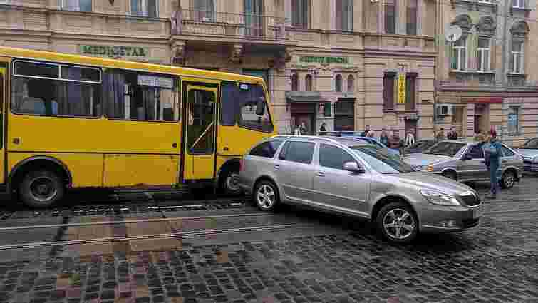Маршрутка з Городка через відмову гальм розбила п'ять автомобілів у Львові