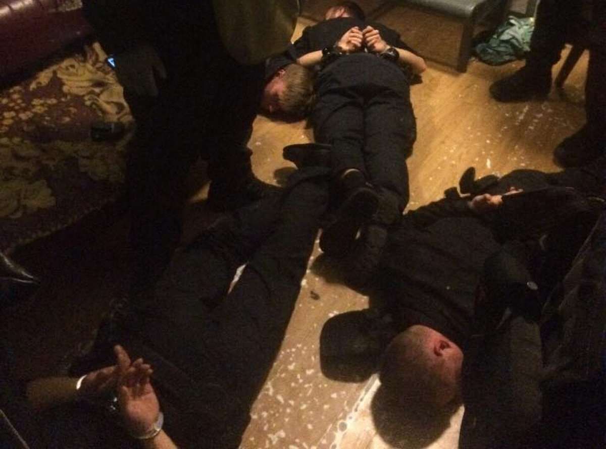 На київському вокзалі затримали п'ятьох поліцейських, які грабували пасажирів