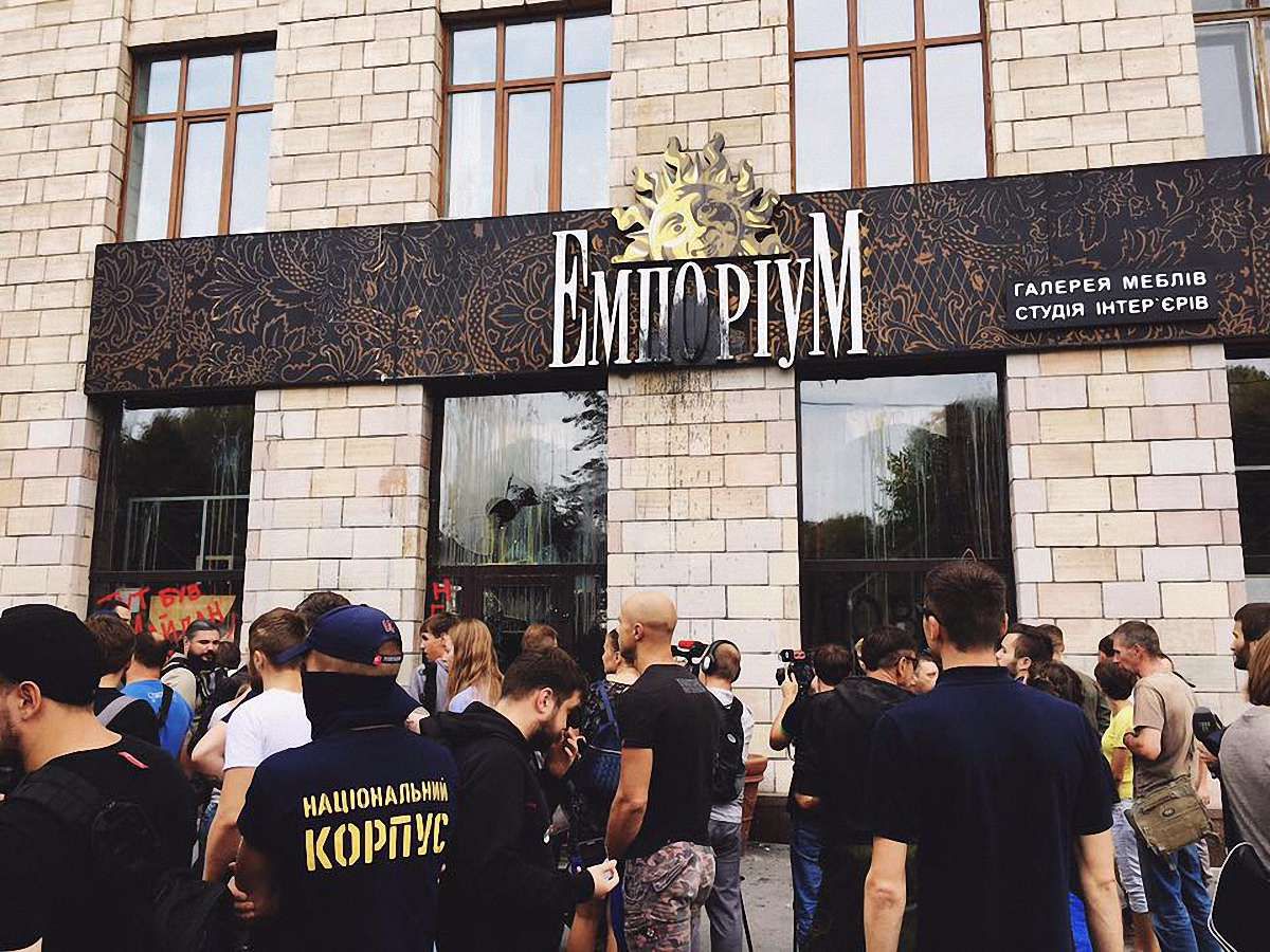 НАНУ заявила про тиск і рейдерство у конфлікті навколо магазину «Емпоріум»