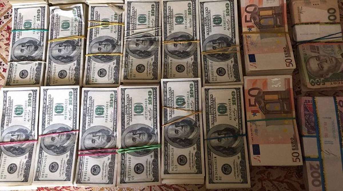 У судді Вищого адмінсуду вдома вилучили майже $100 тис. готівки