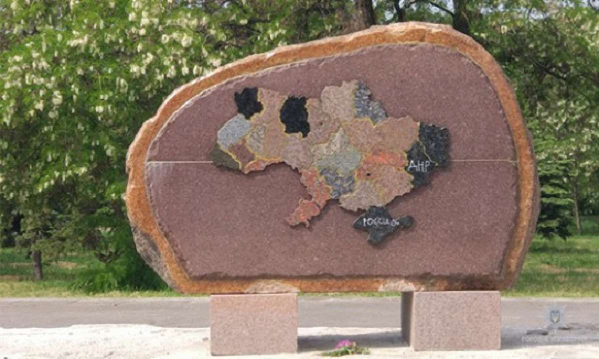 У Нікополі затримали хулігана, який розмалював пам'ятник учасникам АТО і хизувався цим