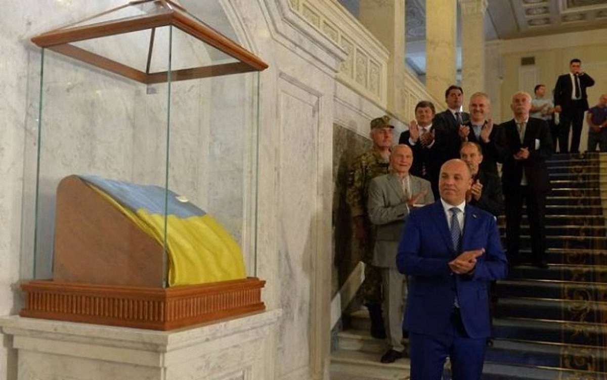 ВРУ витратила ₴1,3 млн на перенесення експозиції з прапором