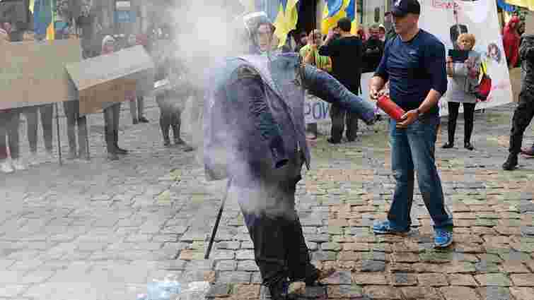 У центрі Львова підпалили опудало Михеїла Саакашвілі