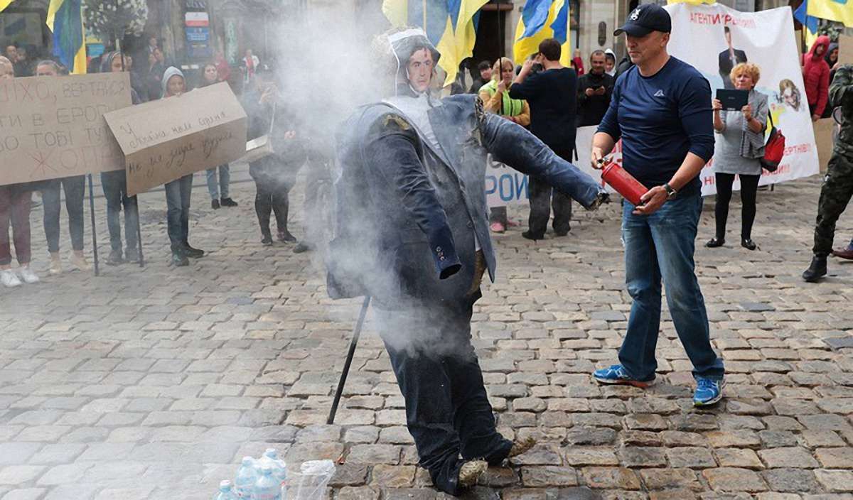 У центрі Львова підпалили опудало Михеїла Саакашвілі