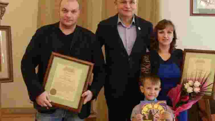 Міський голова Львова вручив подяки волонтерам товариства «Мій тато захищає Україну»