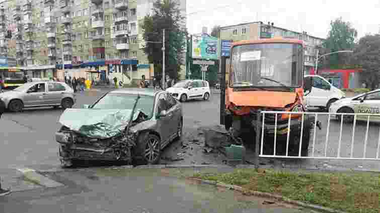 Унаслідок ДТП за участі маршрутки у Львові постраждало шестеро людей
