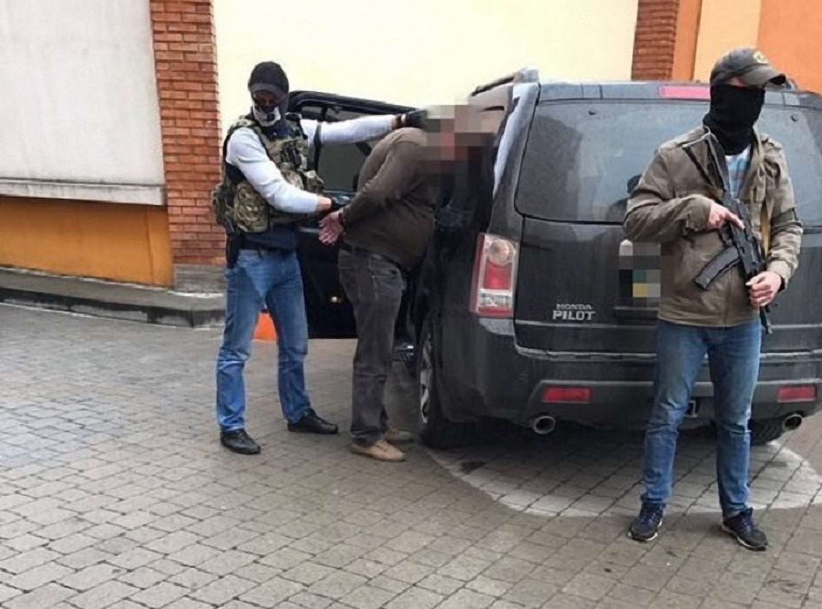СБУ затримала чернівецького податківця на хабарі в ₴1 млн