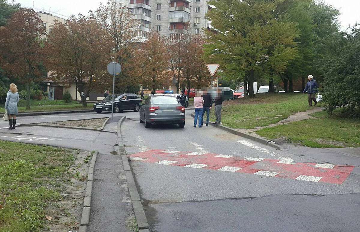 У Львові автомобіль збив жінку з двома дітьми на пішохідному переході