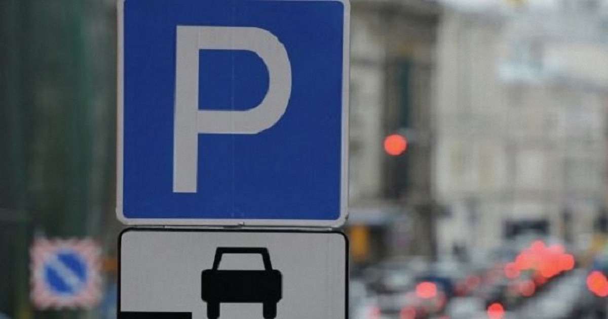 Біля «Вернісажу» завершують облаштування закритої паркувальної зони на 73 місця