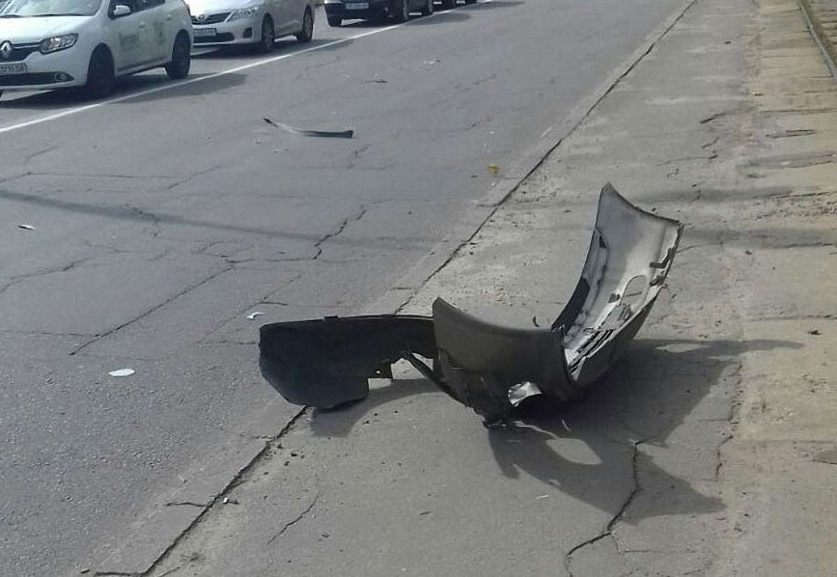 У Києві невідомі обстріляли автомобіль, постраждали двоє людей