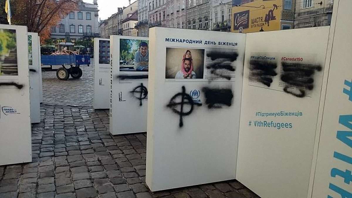 Уночі зловмисник зіпсував стенди фотовиставки про біженців на площі Ринок