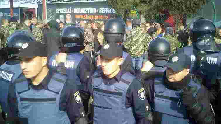 Поліція оточила людей в камуфляжі на «Краковці»