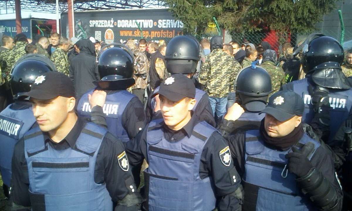 Поліція оточила людей в камуфляжі на «Краковці»