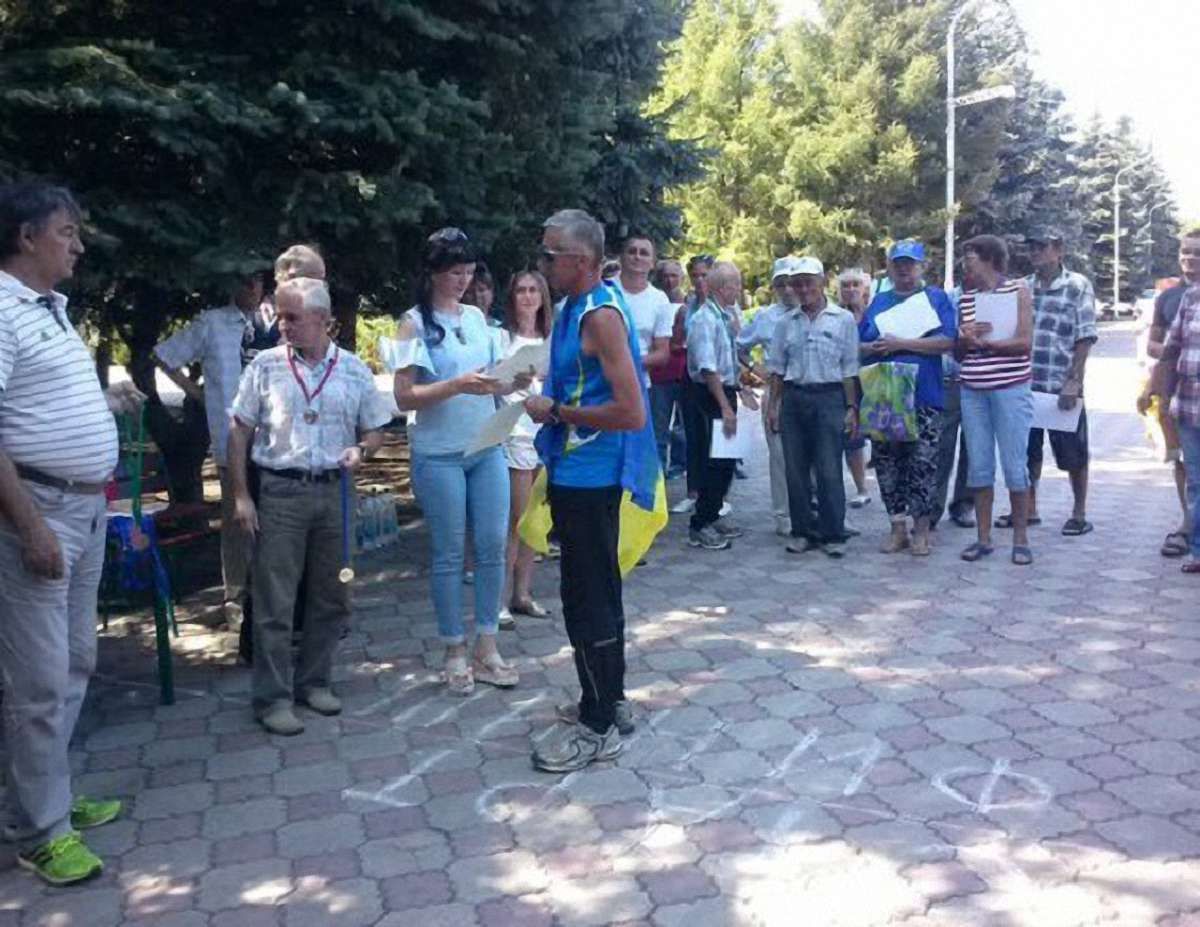 У «ЛНР» переможець спортивних змагань розгорнув прапор України