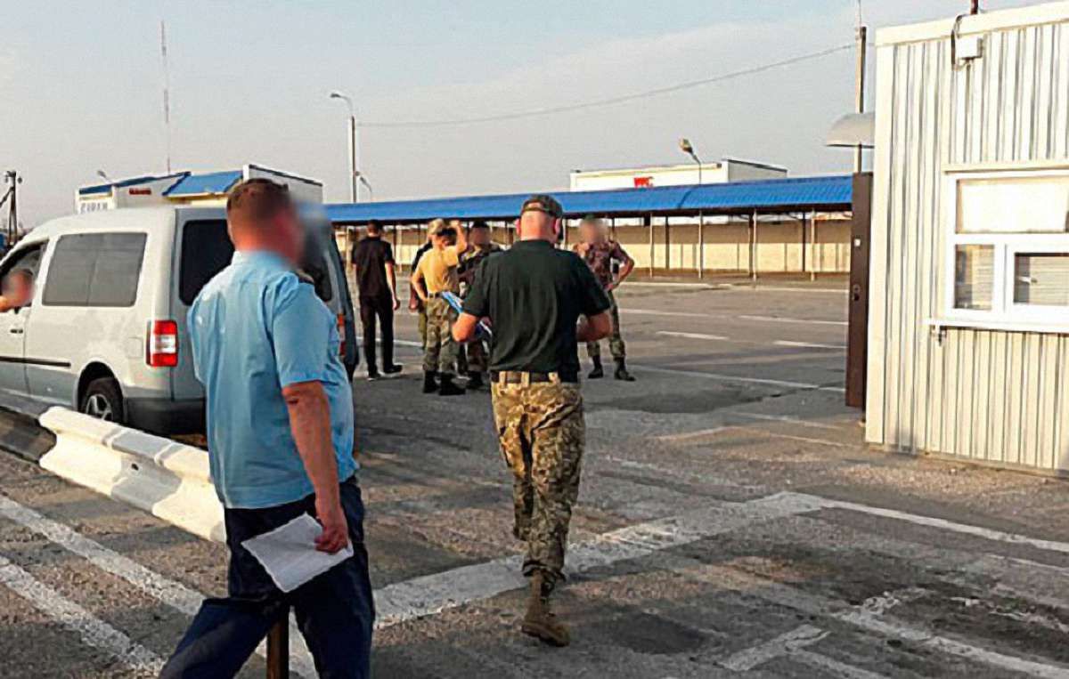 На «Чонгарі» затримали митника за хабар у понад ₴30 тис.