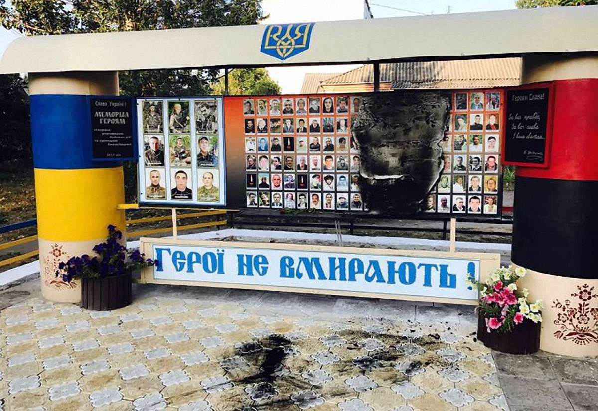 На Одещині спалили меморіал загиблим воїнам АТО і Героям Небесної сотні