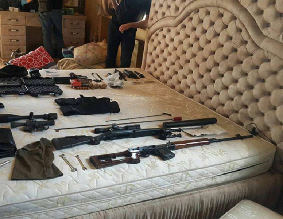 На Херсонщині затримали вісьмох іноземців за підозрою в розбої та вилучили арсенал зброї