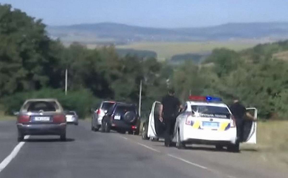 Патрульні в Чернівцях зупинили кортеж Саакашвілі за порушення ПДР