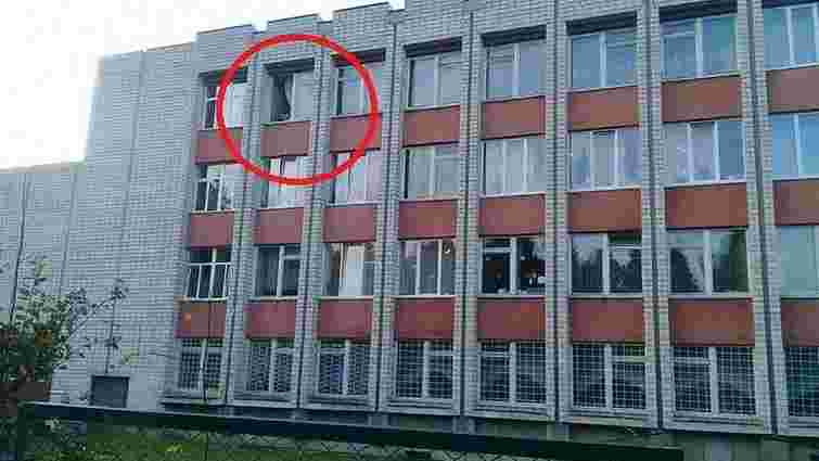 Львівський школяр розважав однокласників, звісившись з вікна на четвертому поверсі
