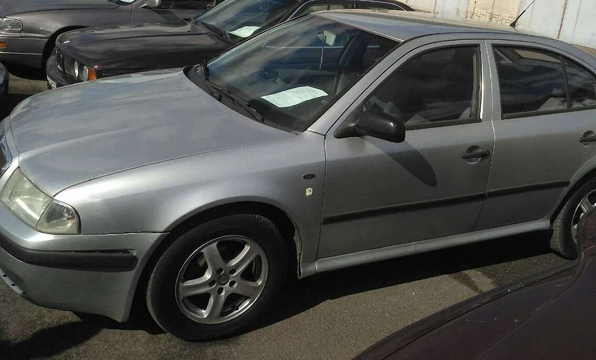 На Львівській митниці затримали автомобіль з підробленими документами