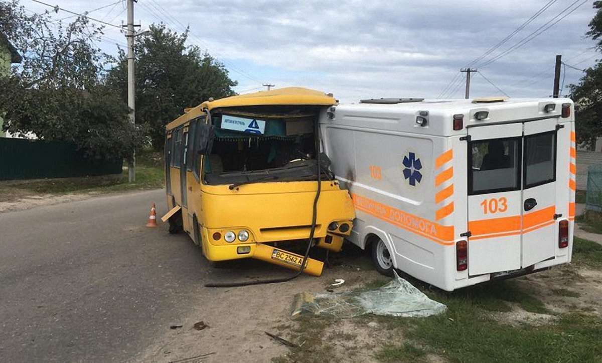 У Пустомитах п’яний водій автобуса в’їхав у швидку, постраждало двоє людей