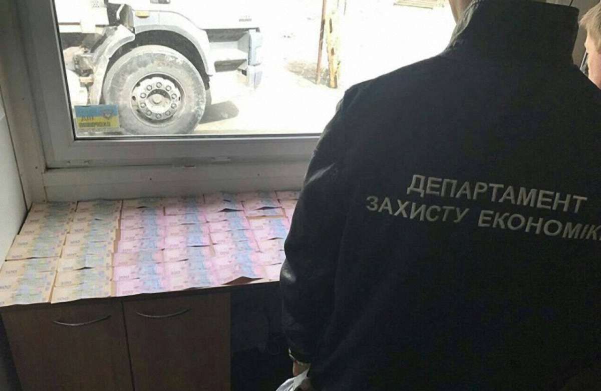 У Львові затримали посадовця, що вимагав $750  хабара за сертифікат Євро-5 