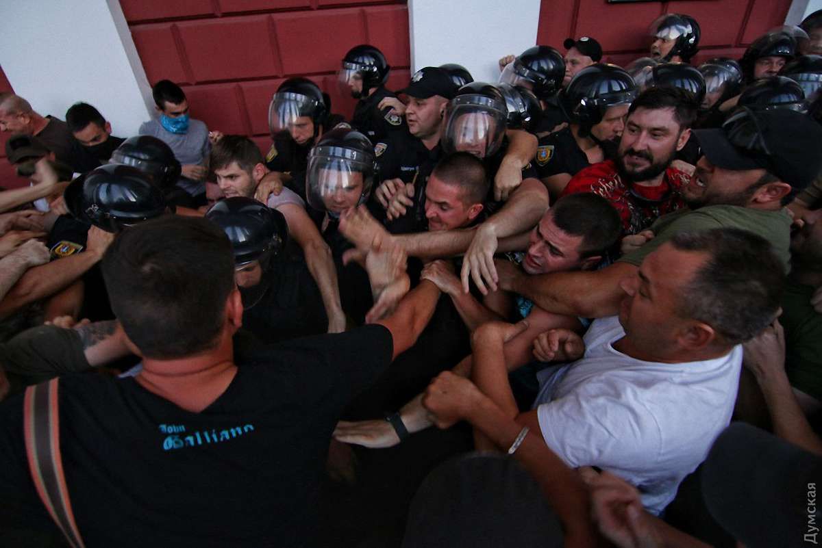 В Одесі протестувальники побилися з муніципалами біля міської ради, поліція застосувала газ