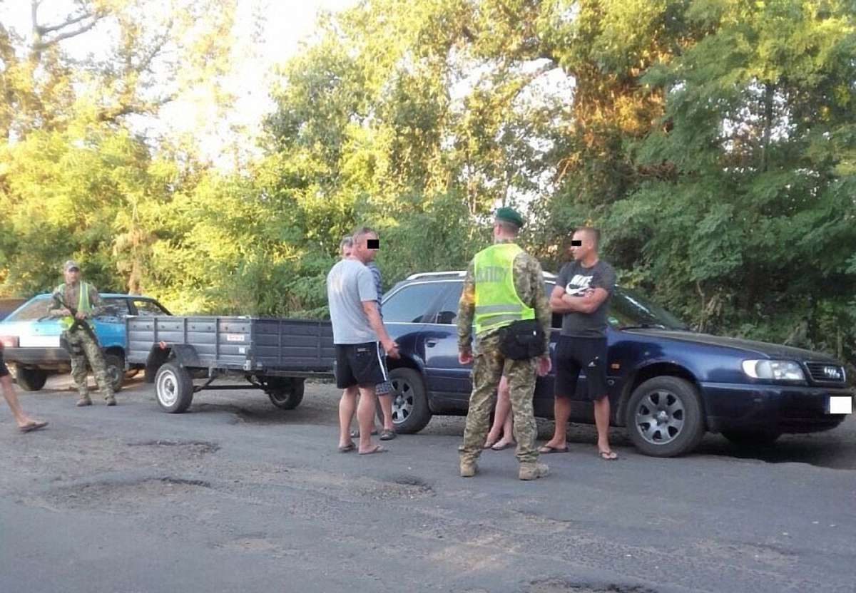 На Одещині українець намагався втекти від прикордонників на автомобілі без документів