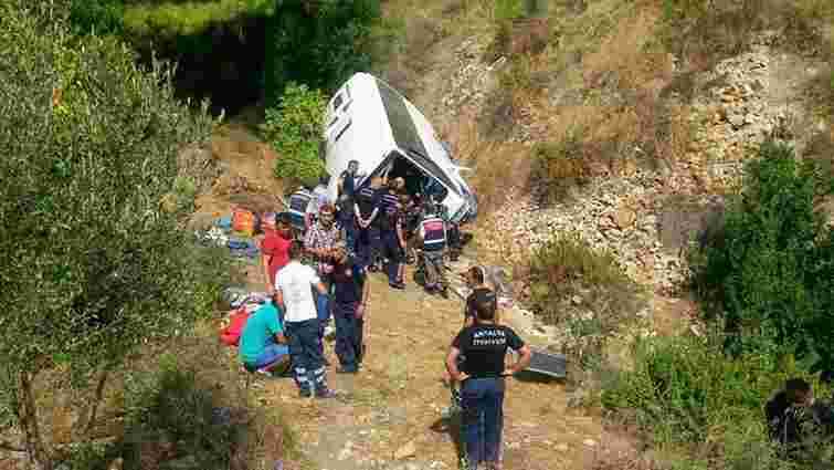 У Туреччині автобус з іноземними туристами зірвався зі скелі, є загиблі і поранені