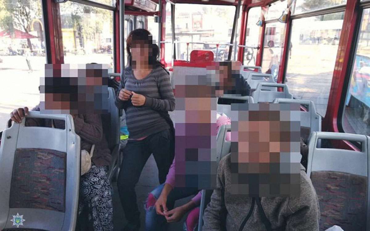 Патрульні затримали п’ятьох ромів, що вкрали гаманець біля залізничного вокзалу у Львові