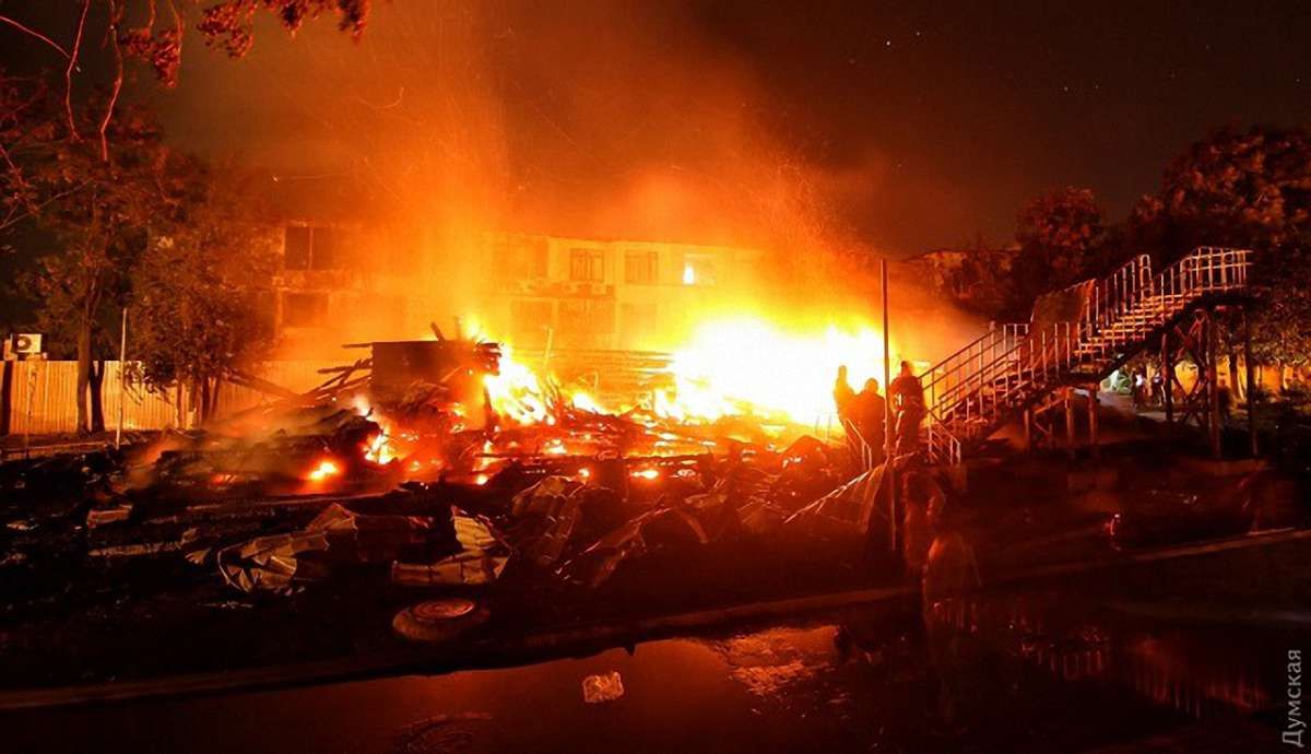 З'явилося відео гасіння пожежі у дитячому таборі в Одесі
