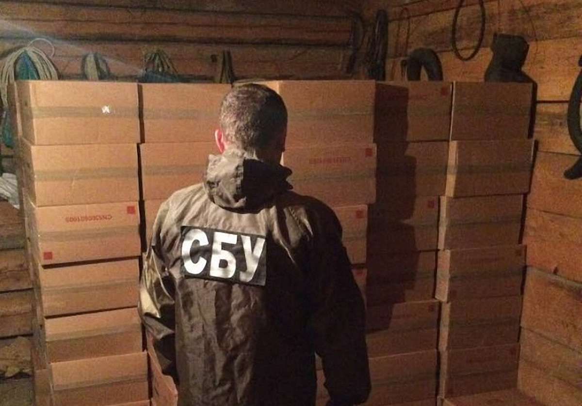 На Буковині правоохоронці знайшли склад із сигаретами на ₴2 млн