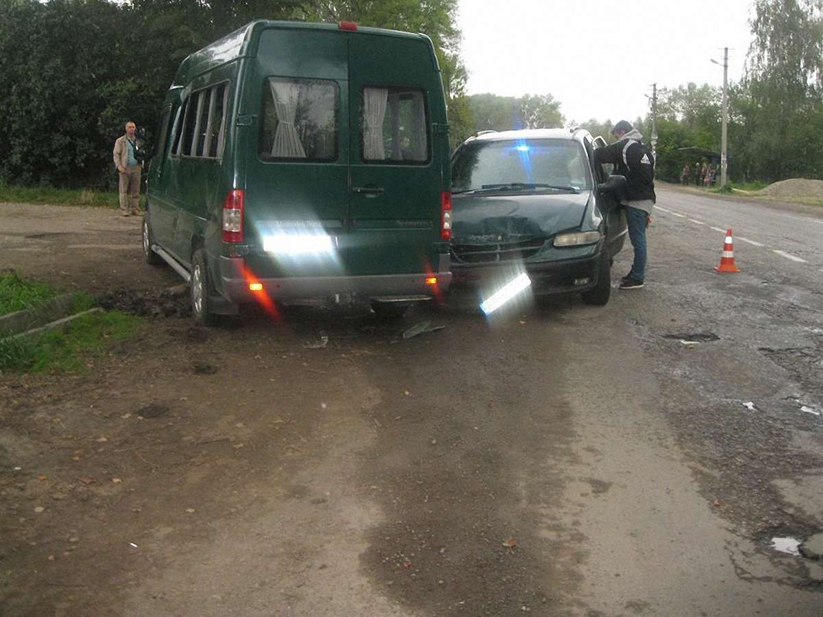 На Самбірщині внаслідок ДТП мікроавтобус травмував пішохода