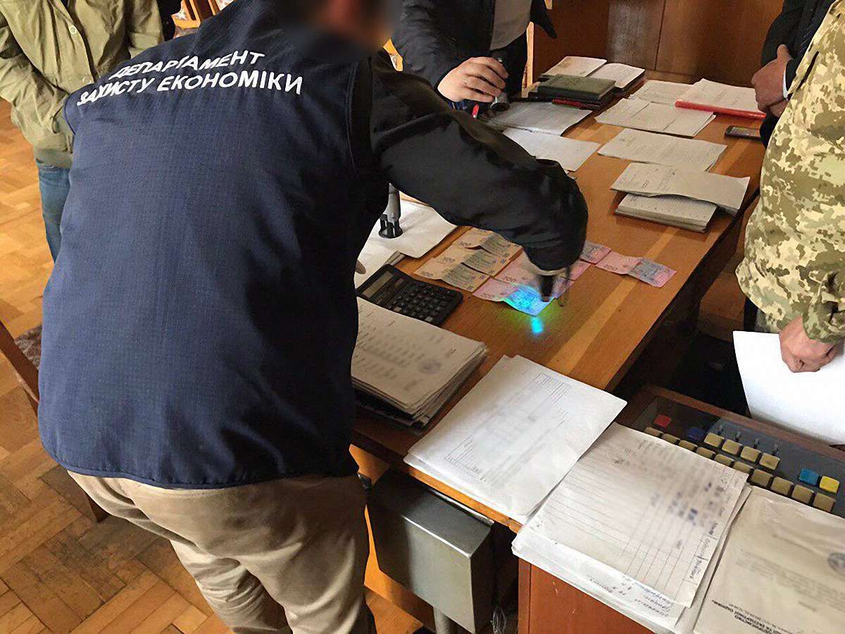 За хабар ₴12 тис. директора Львівського автомобільного ремонтного заводу арештували