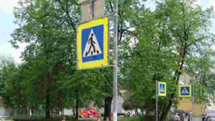 У Трускавці п’яний водій збив дорожній знак, який травмував жінку-пішохода