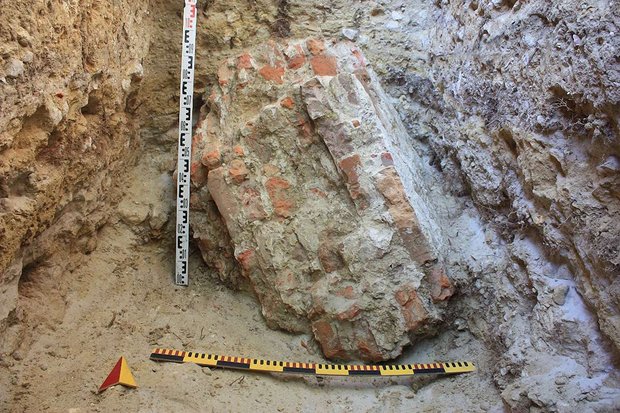Археологи знайшли фрагмент муру львівського Високого Замку