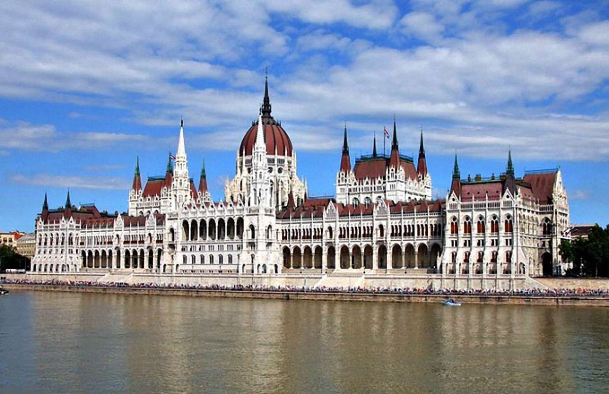 Парламент Угорщини одноголосно засудив український закон про освіту